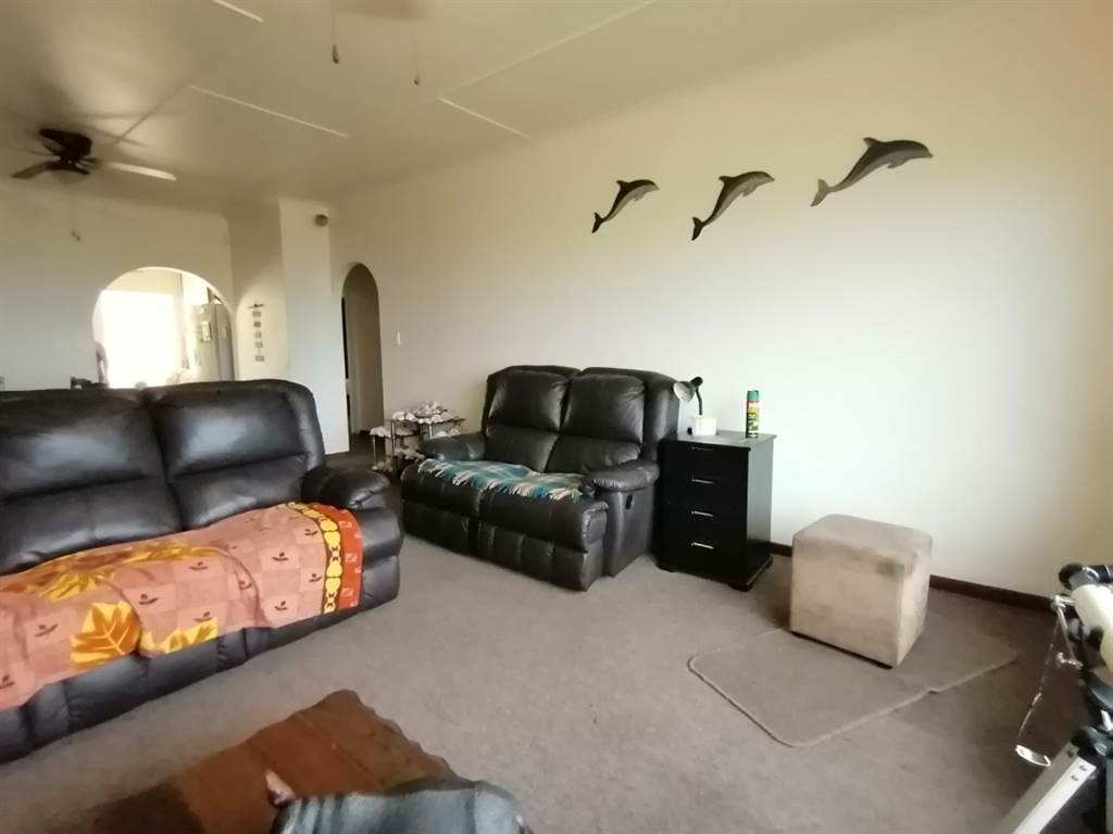3 Bed Apartment in Umtentweni photo number 5
