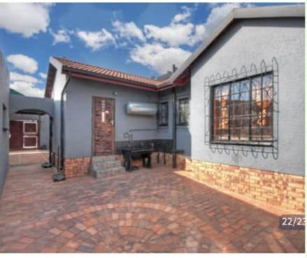 5 Bed House in Lenasia South photo number 2