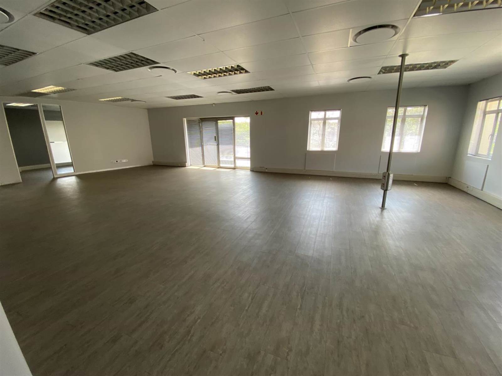 662  m² Office Space in Halfway House photo number 9