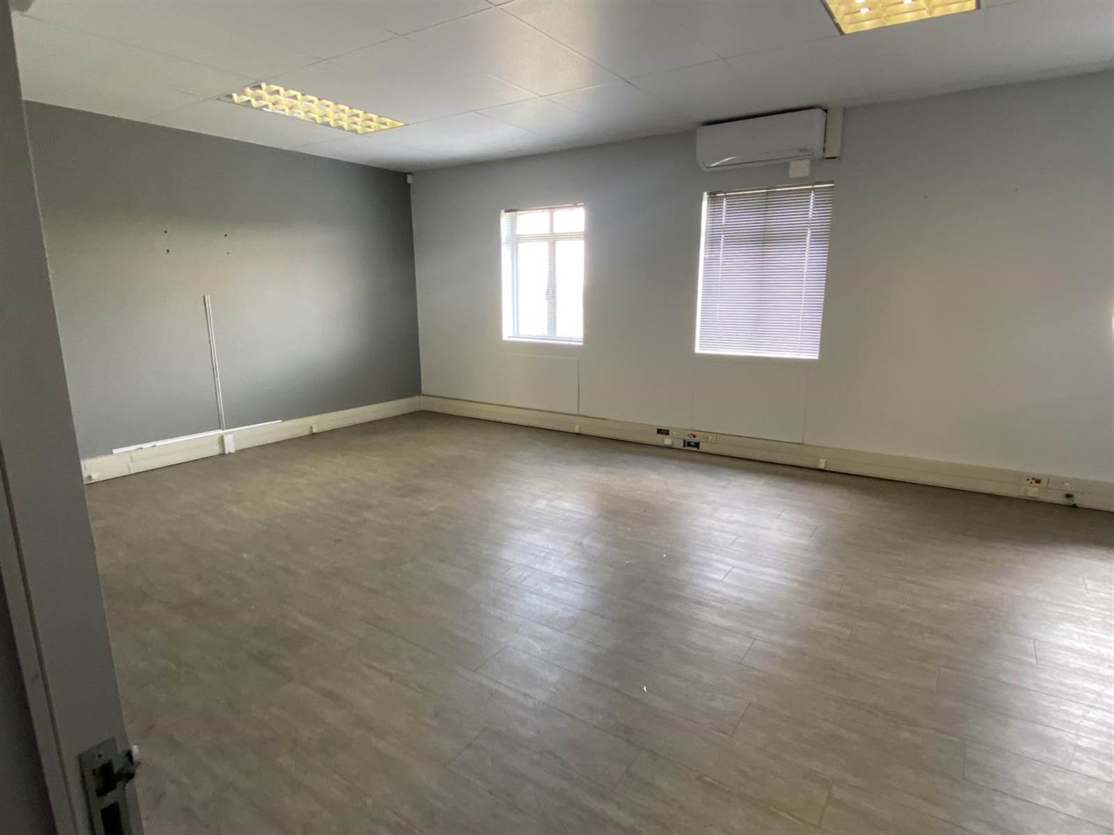 662  m² Office Space in Halfway House photo number 3