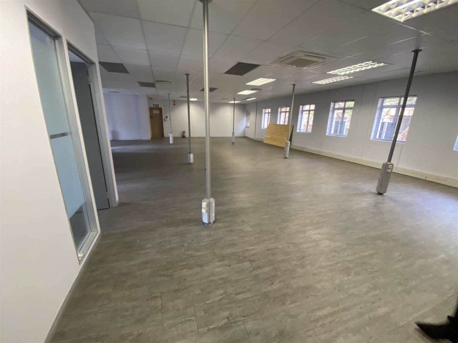 662  m² Office Space in Halfway House photo number 2