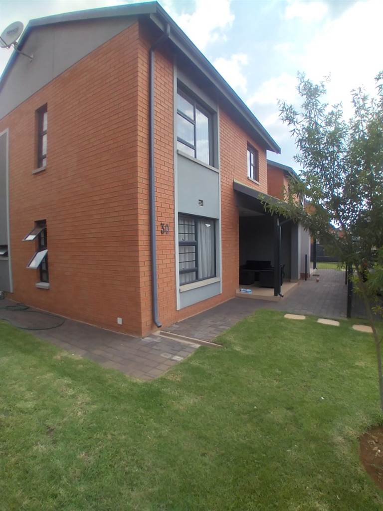 3 Bed Townhouse in Derdepoort photo number 1
