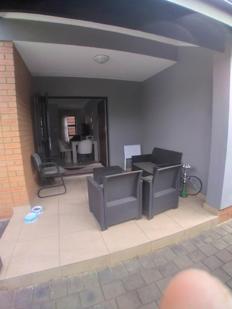 3 Bed Townhouse in Derdepoort photo number 3