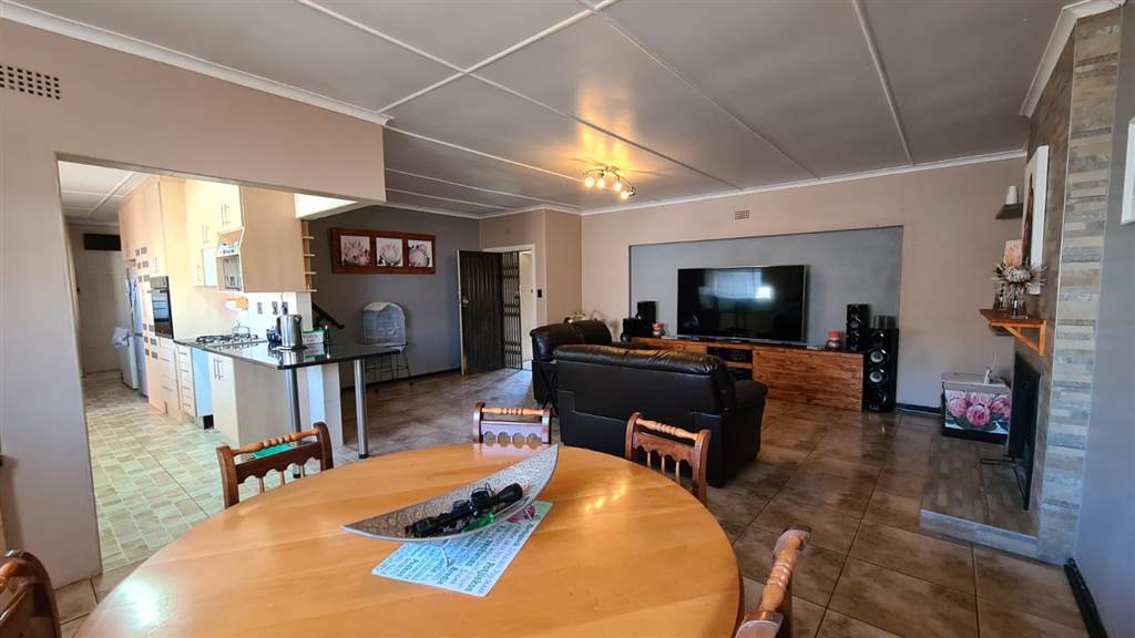 4 Bed House in Kempton Park Central photo number 7