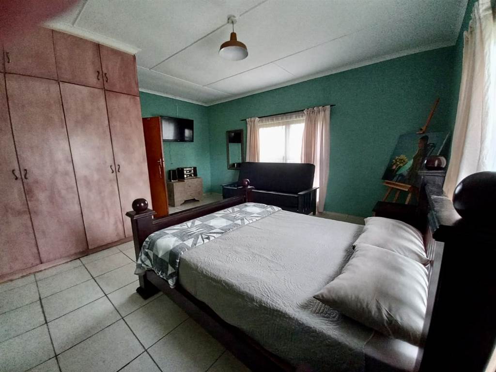 5 Bed House in Jeffreys Bay photo number 11