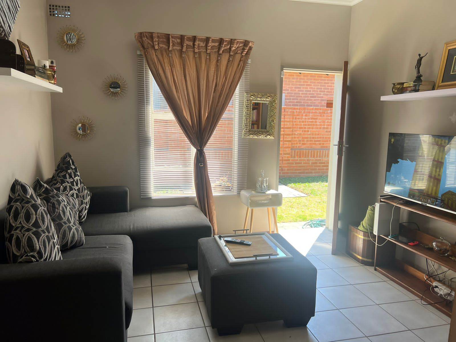 2 Bed Townhouse in Trichardt photo number 8
