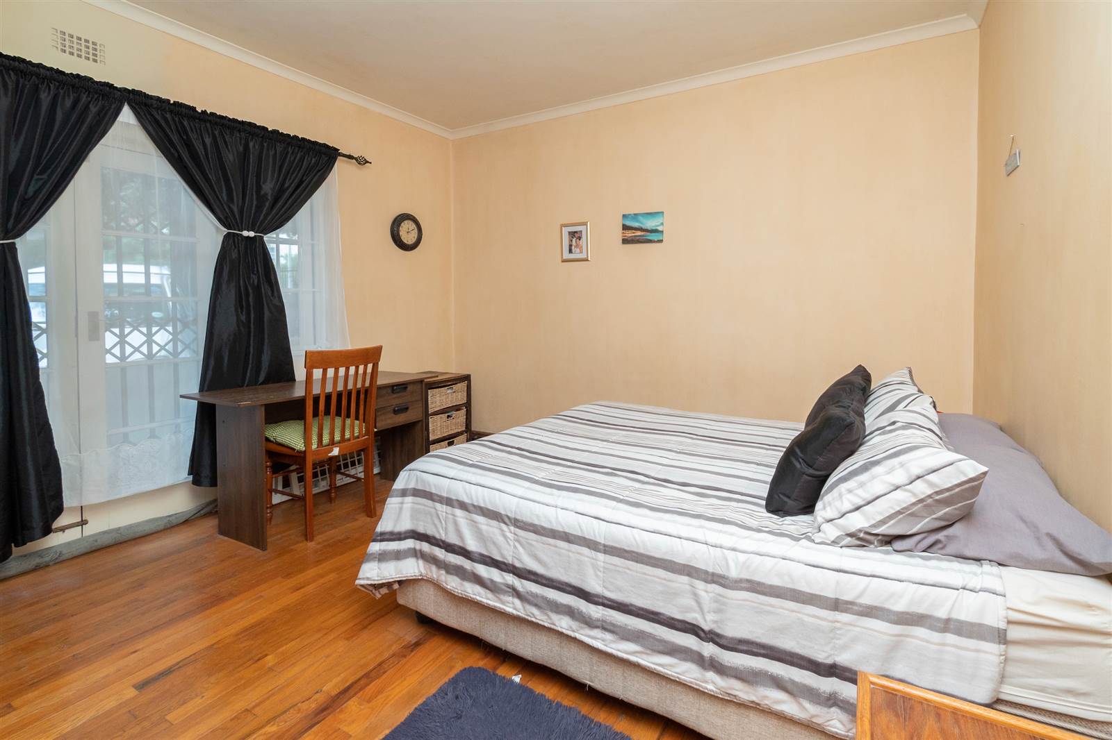 2 Bed Apartment in Vredehoek photo number 9