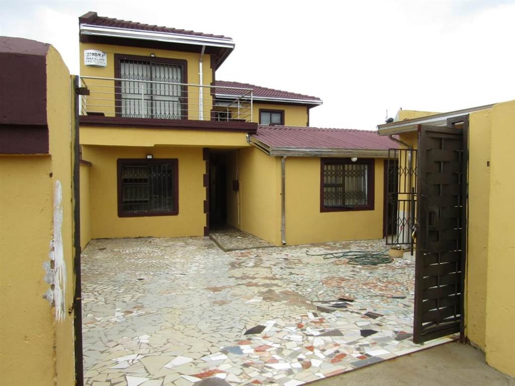 9 Bed, Bed and Breakfast in Dobsonville photo number 1