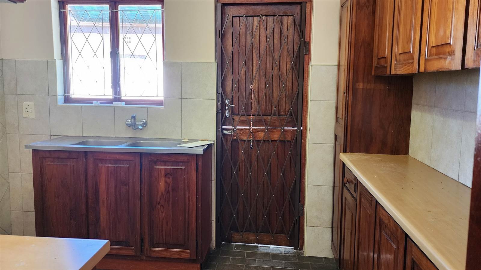 2 Bed Townhouse in Umkomaas photo number 2
