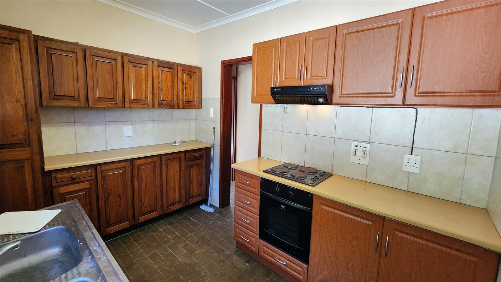 2 Bed Townhouse in Umkomaas photo number 3