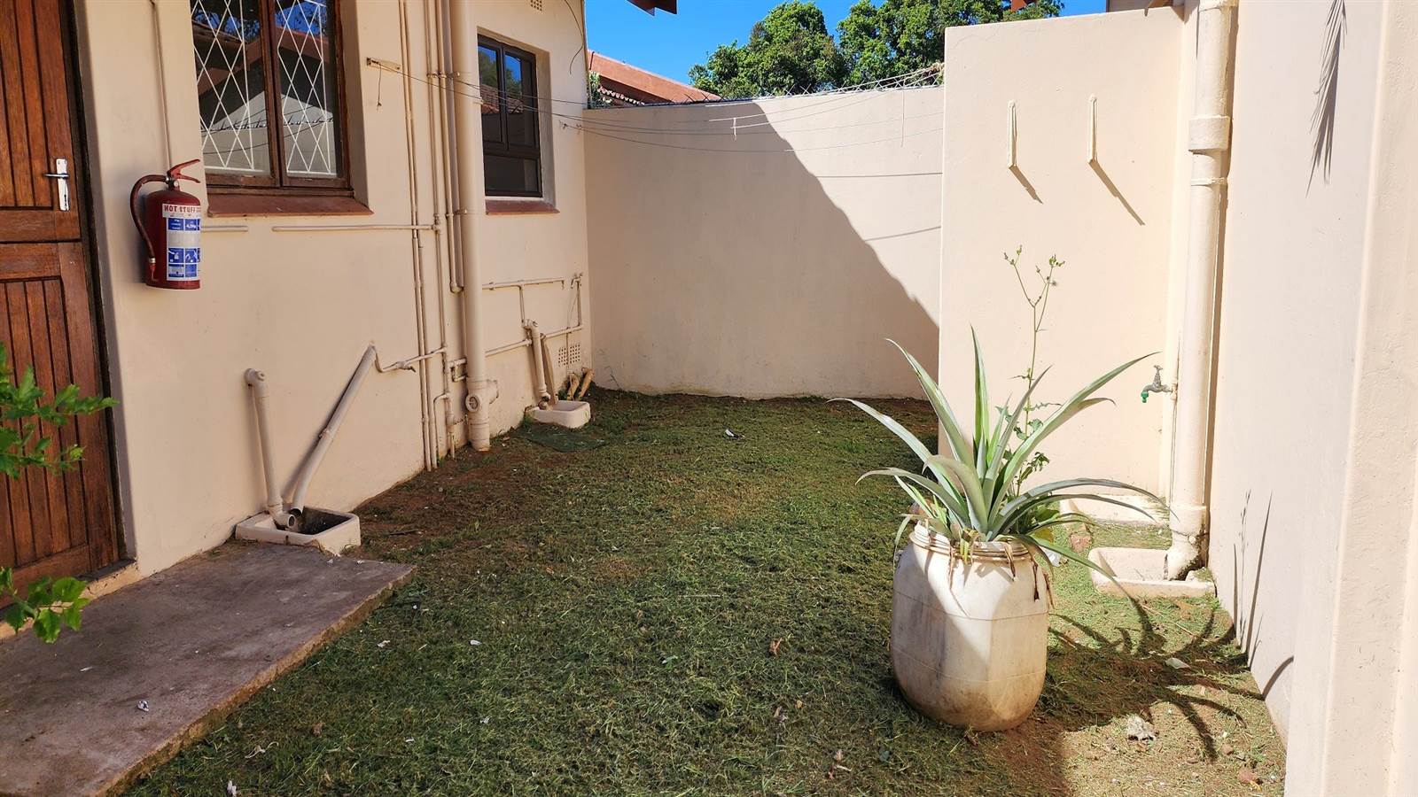 2 Bed Townhouse in Umkomaas photo number 17