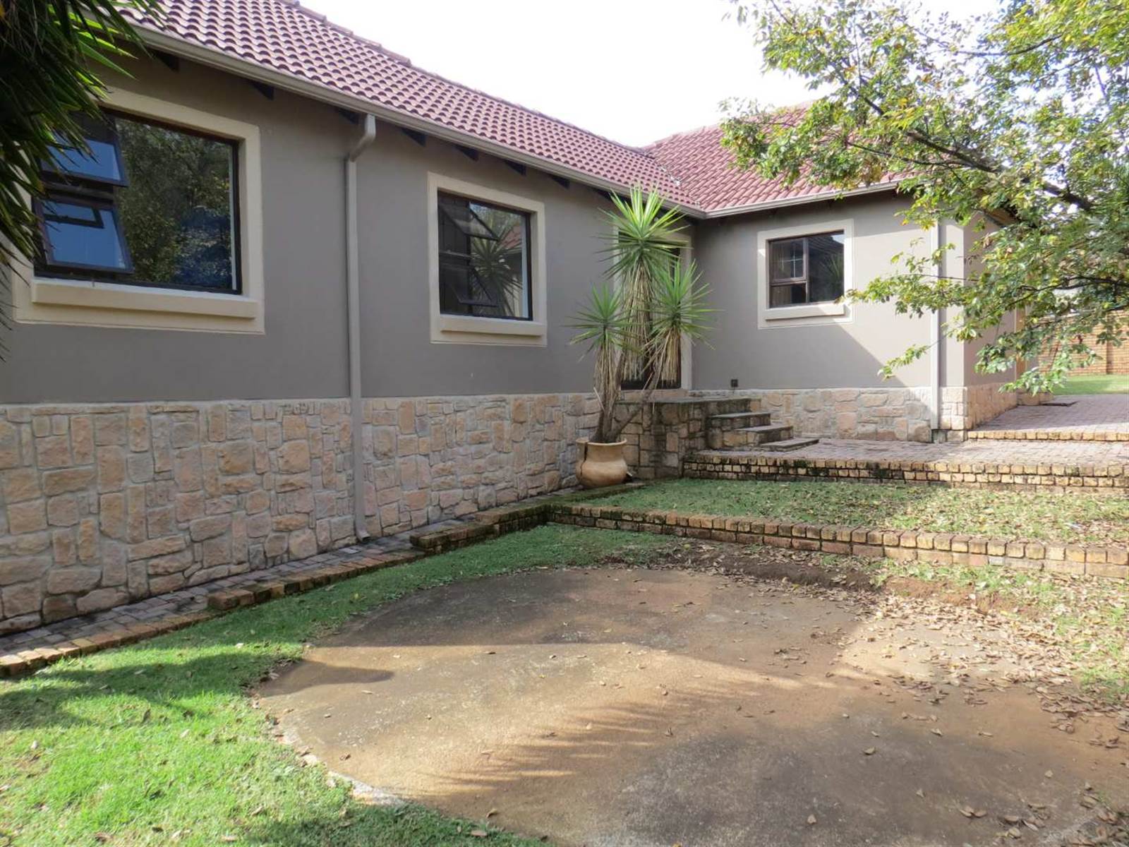 4 Bed House in Greenstone Hill photo number 19