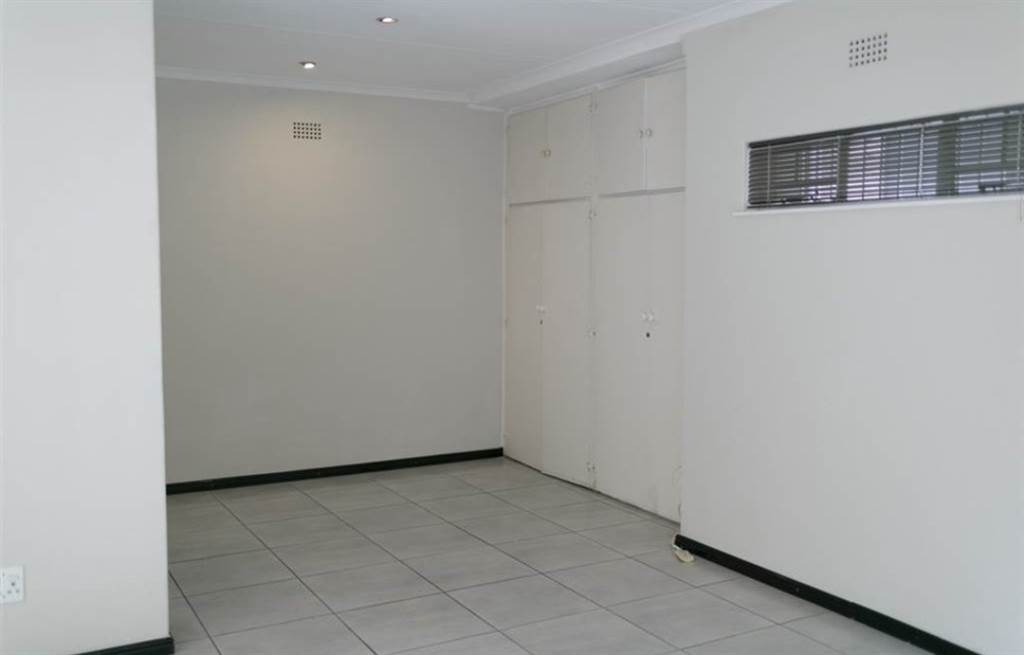 4 Bed Townhouse in Parkhurst photo number 10