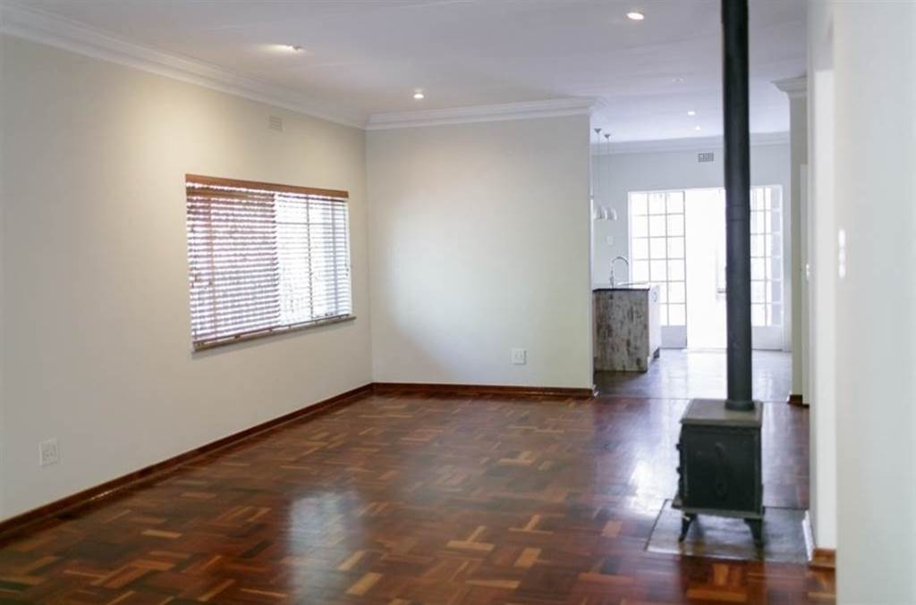 4 Bed Townhouse in Parkhurst photo number 7