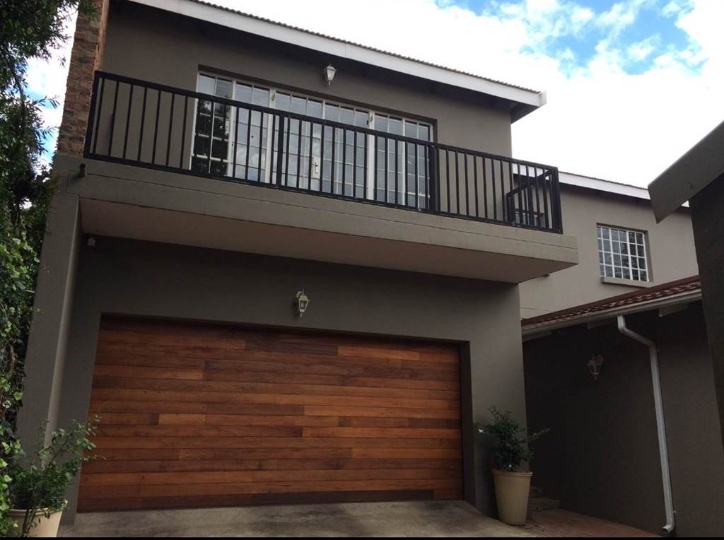 4 Bed Townhouse in Parkhurst photo number 2