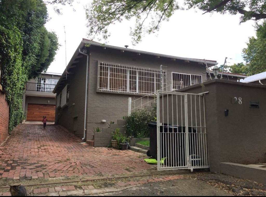 4 Bed Townhouse in Parkhurst photo number 1