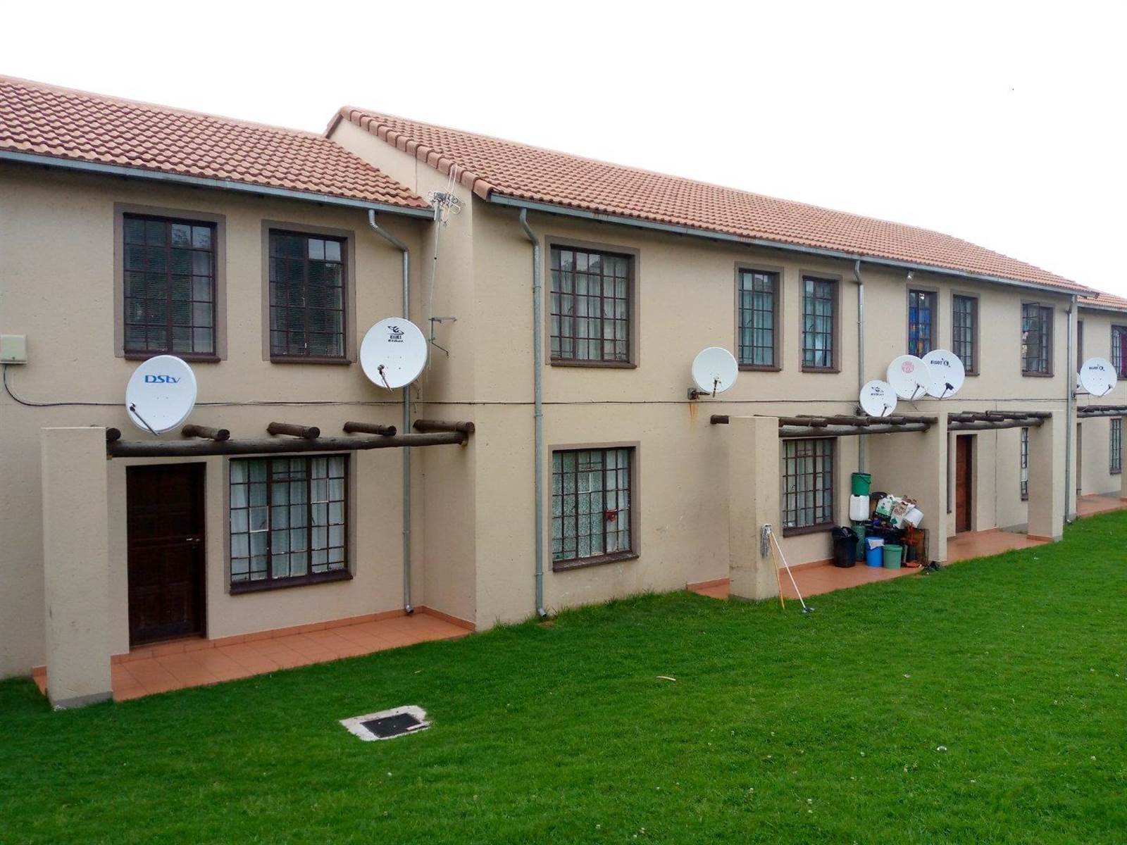 2 Bed Apartment in Roodepoort Central photo number 1