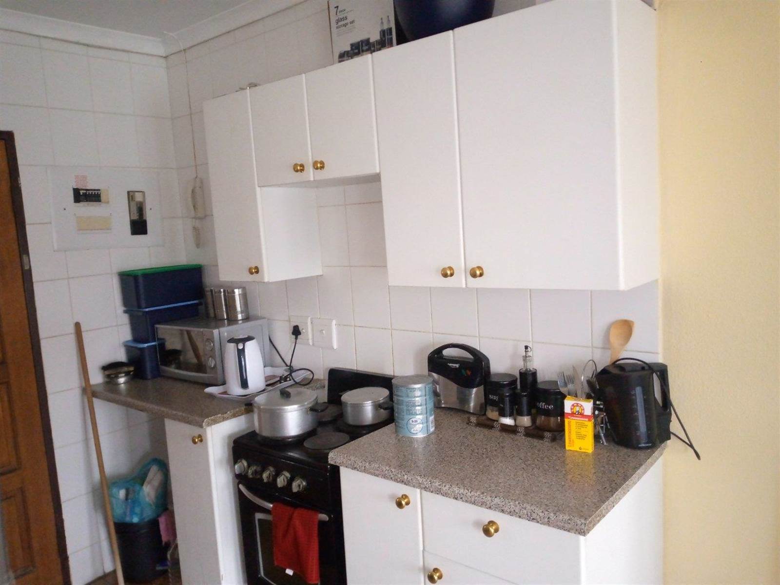 2 Bed Apartment in Roodepoort Central photo number 5