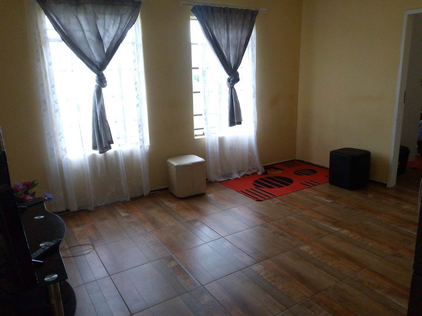 2 Bed Apartment in Roodepoort Central photo number 9