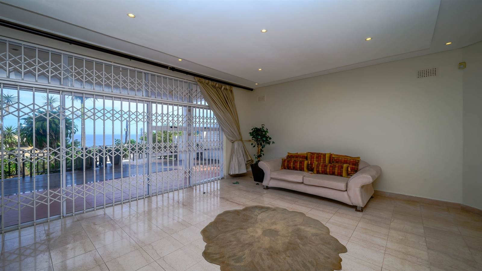 5 Bed House in Blythedale Beach photo number 15