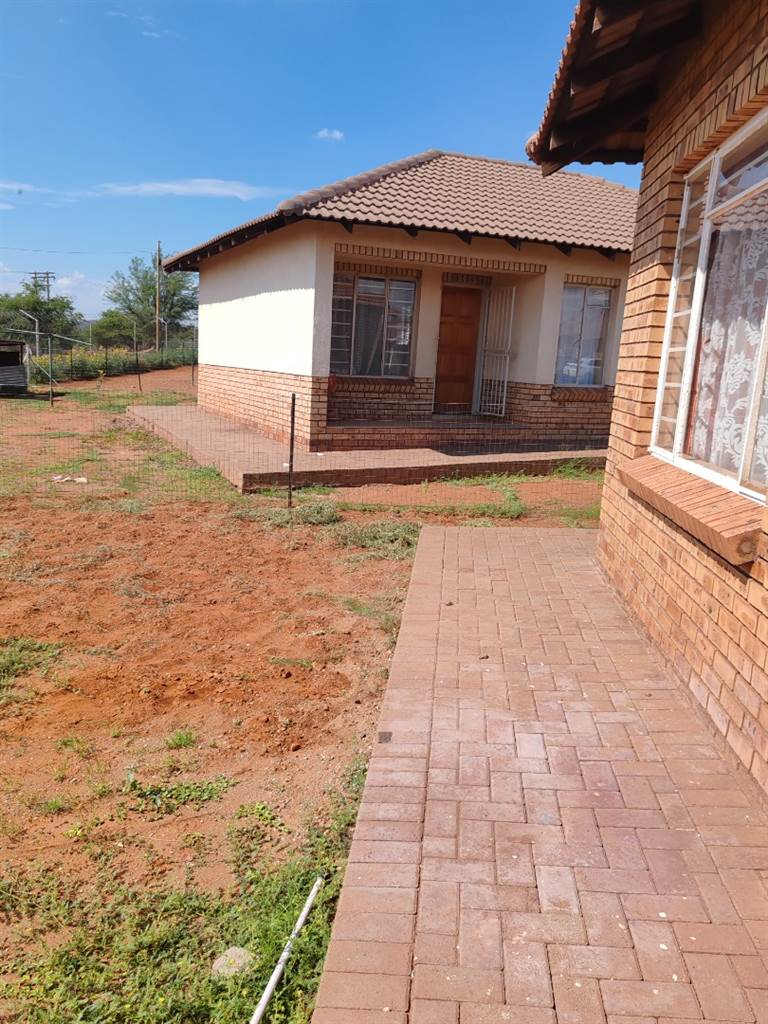 2 Bed House in Postmasburg photo number 13