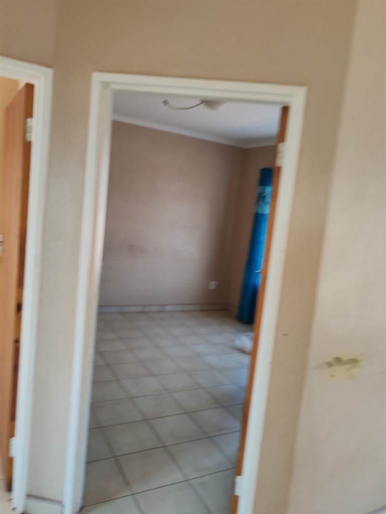 2 Bed House in Postmasburg photo number 5