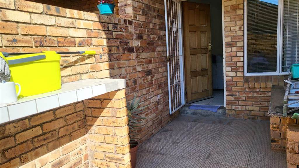 2 Bed Townhouse in Grobler Park photo number 19