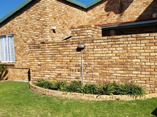 2 Bed Townhouse in Grobler Park