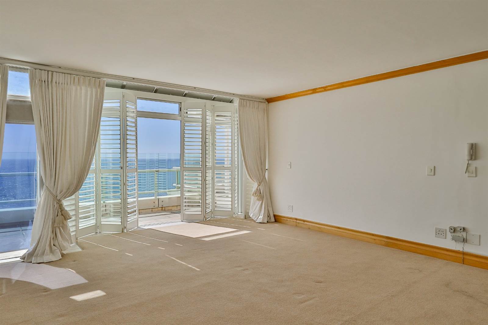 4 Bed Apartment in Sea Point photo number 15