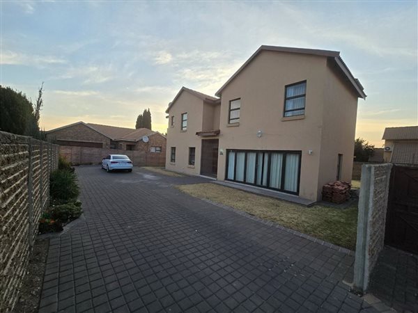 4 Bedroom House 4 Bedroom House