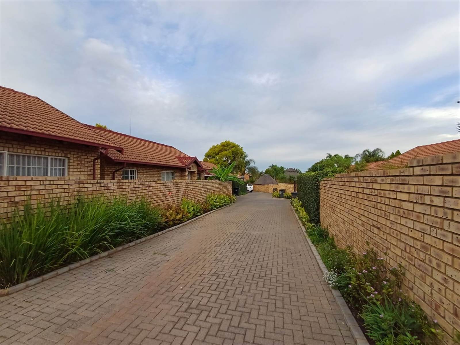 2 Bed Townhouse in Highveld photo number 17
