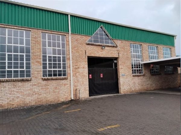 571  m² Industrial space