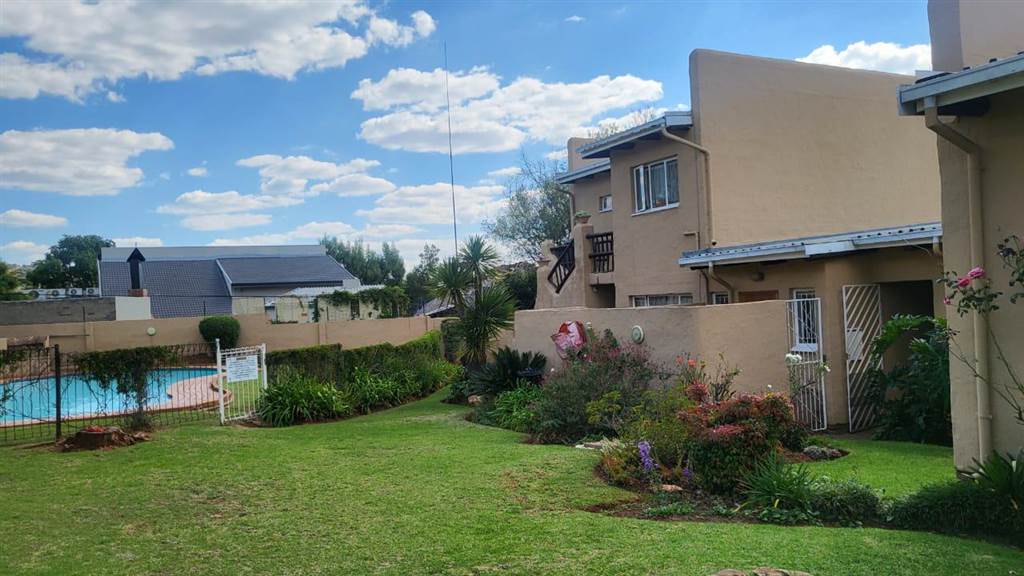 2 Bed Townhouse in Roodekrans photo number 1