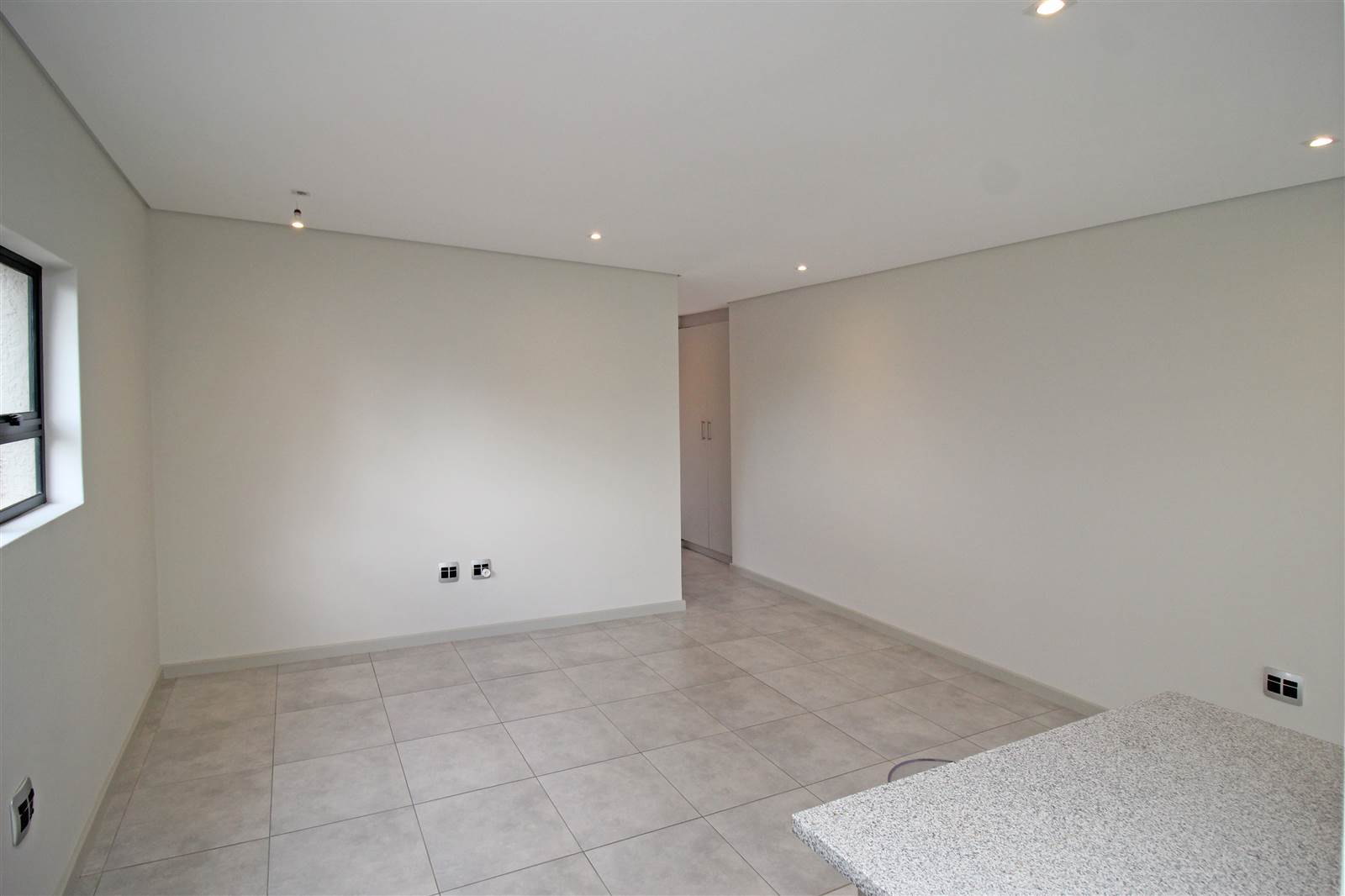 2 Bed Apartment in Kensington B photo number 10