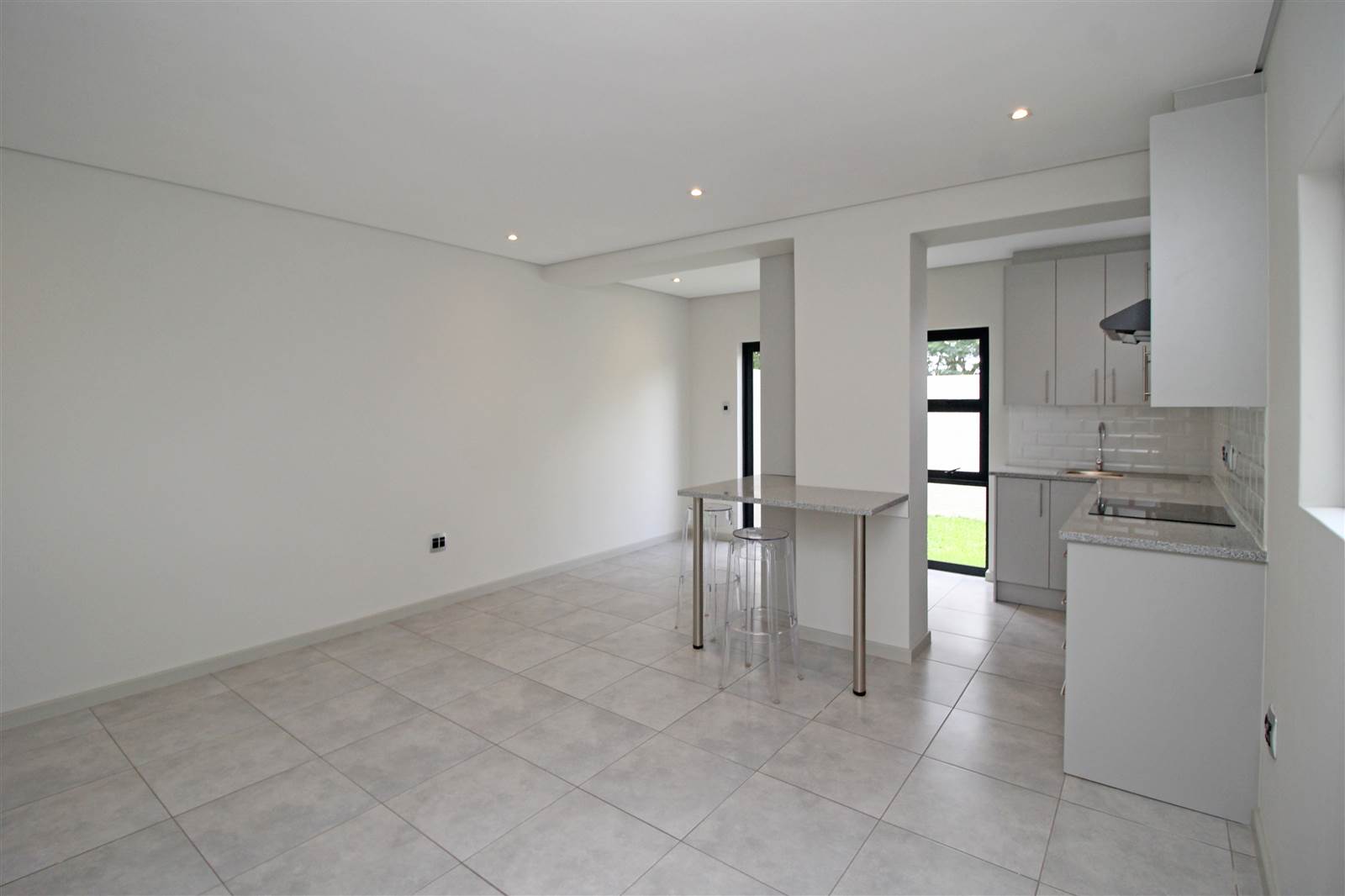 2 Bed Apartment in Kensington B photo number 12