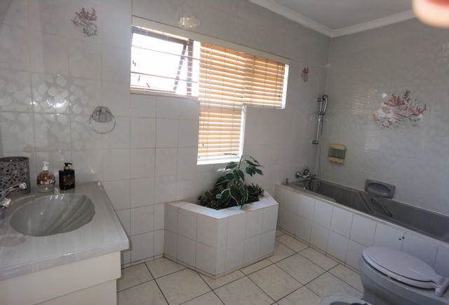 5 Bed House in Lenasia photo number 19