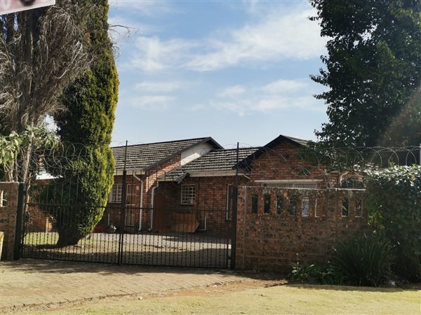 7 Bed House in Esther Park