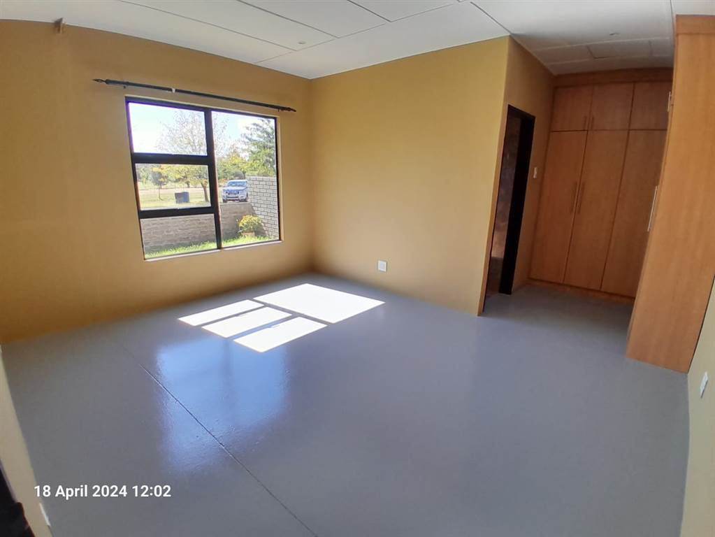 2 Bed Townhouse in Bloemfontein photo number 6