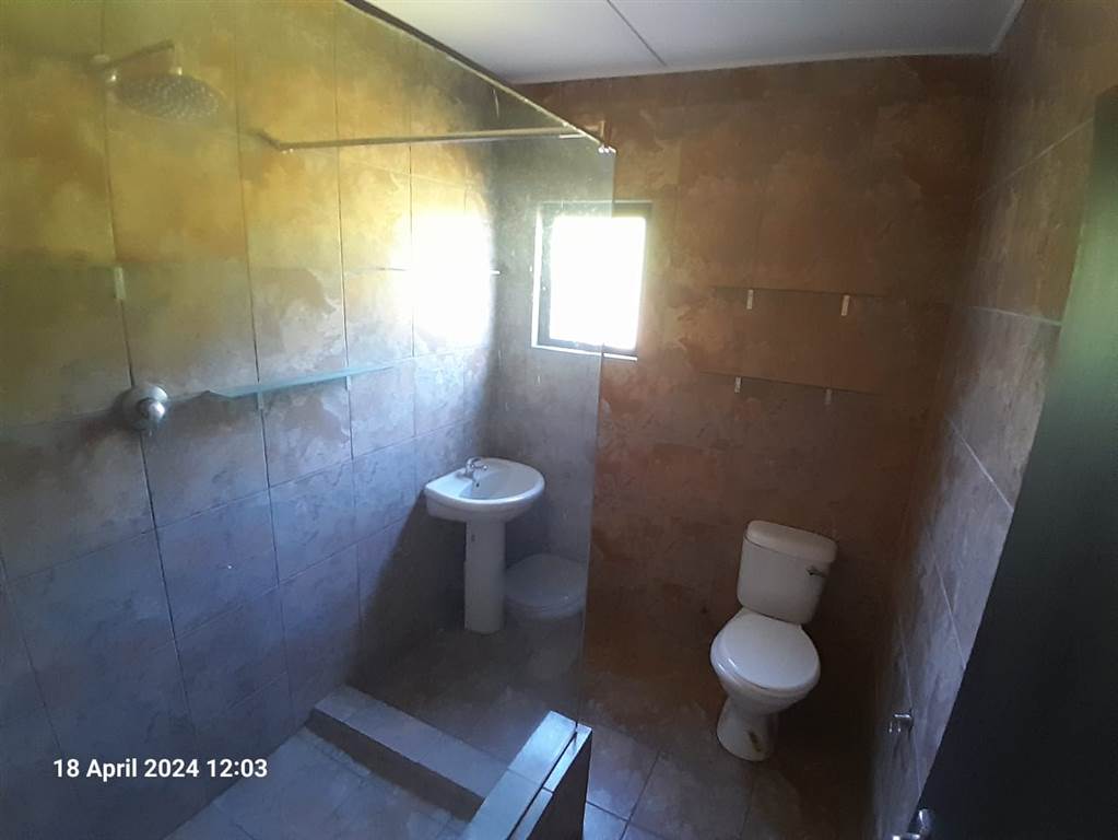 2 Bed Townhouse in Bloemfontein photo number 7