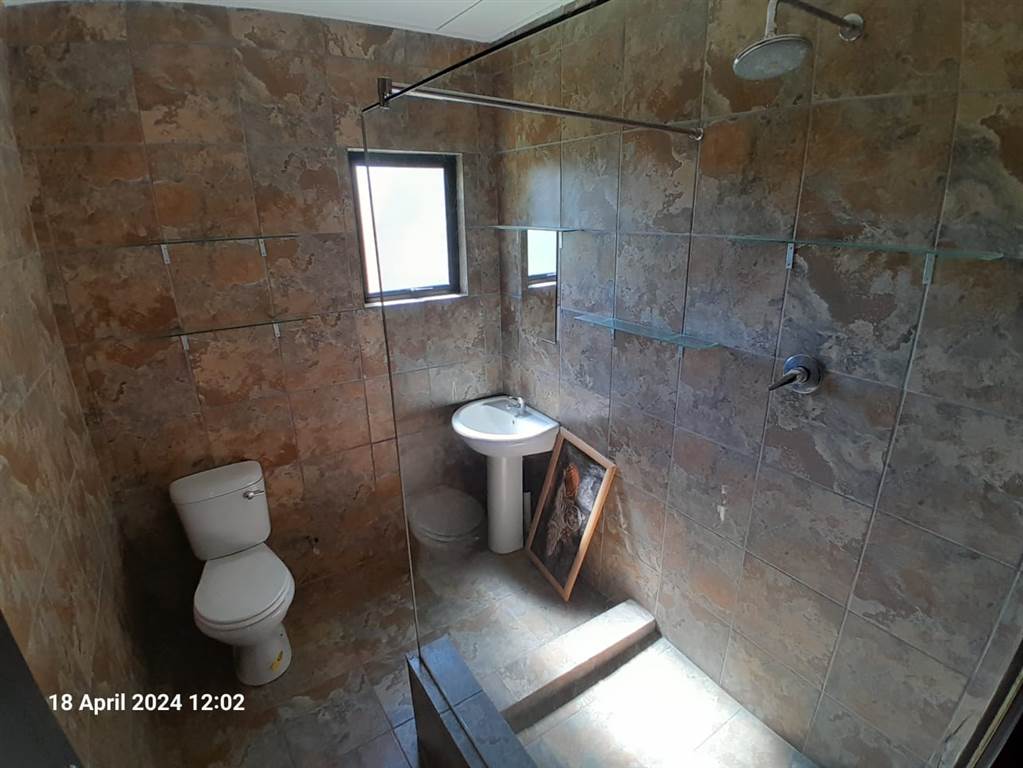 2 Bed Townhouse in Bloemfontein photo number 8