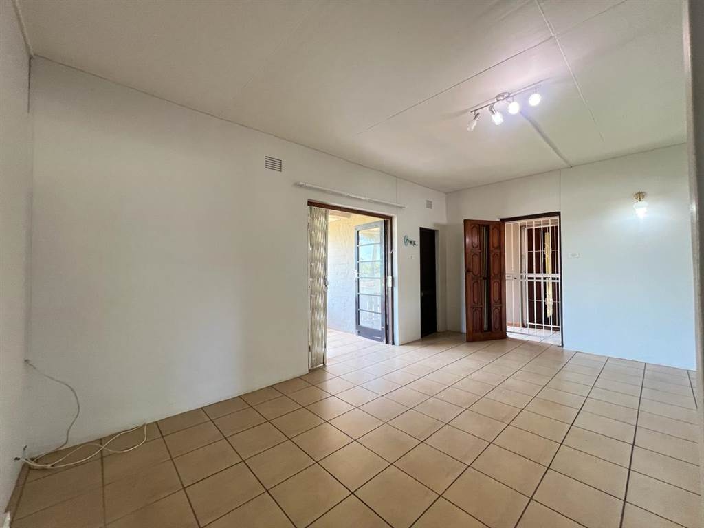 2 Bed Flat in Mtunzini photo number 12