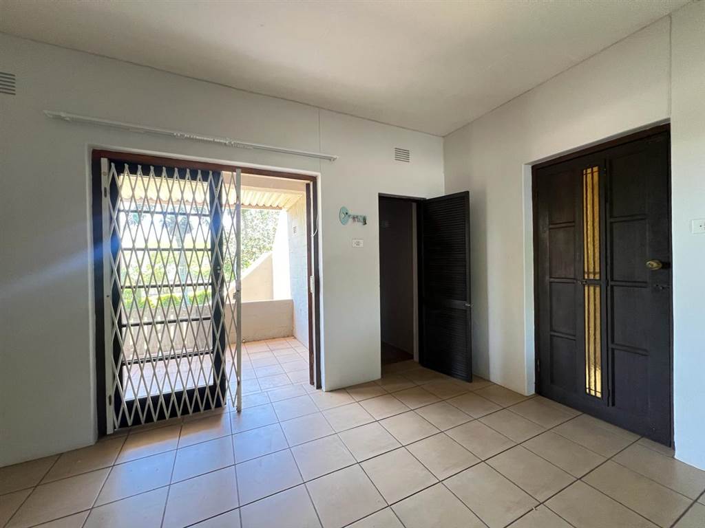 2 Bed Flat in Mtunzini photo number 15