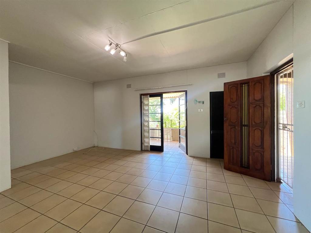 2 Bed Flat in Mtunzini photo number 8