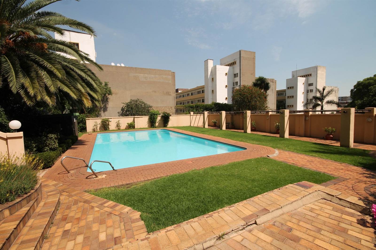 3 Bed Apartment in Parktown photo number 2
