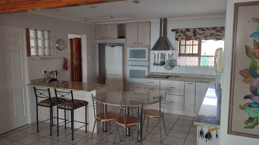 3 Bed Penthouse in Mossel Bay Central photo number 9