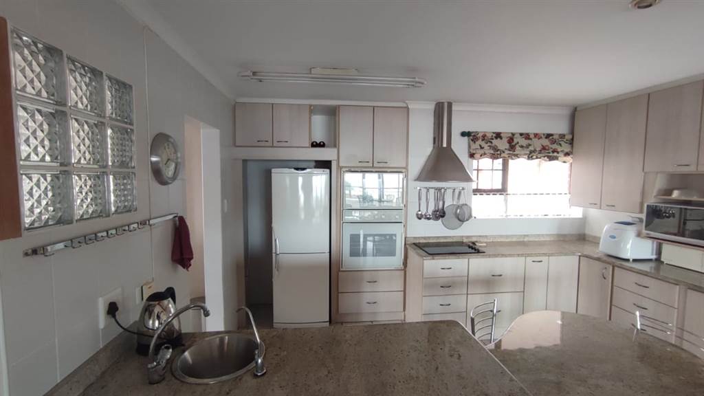 3 Bed Penthouse in Mossel Bay Central photo number 11