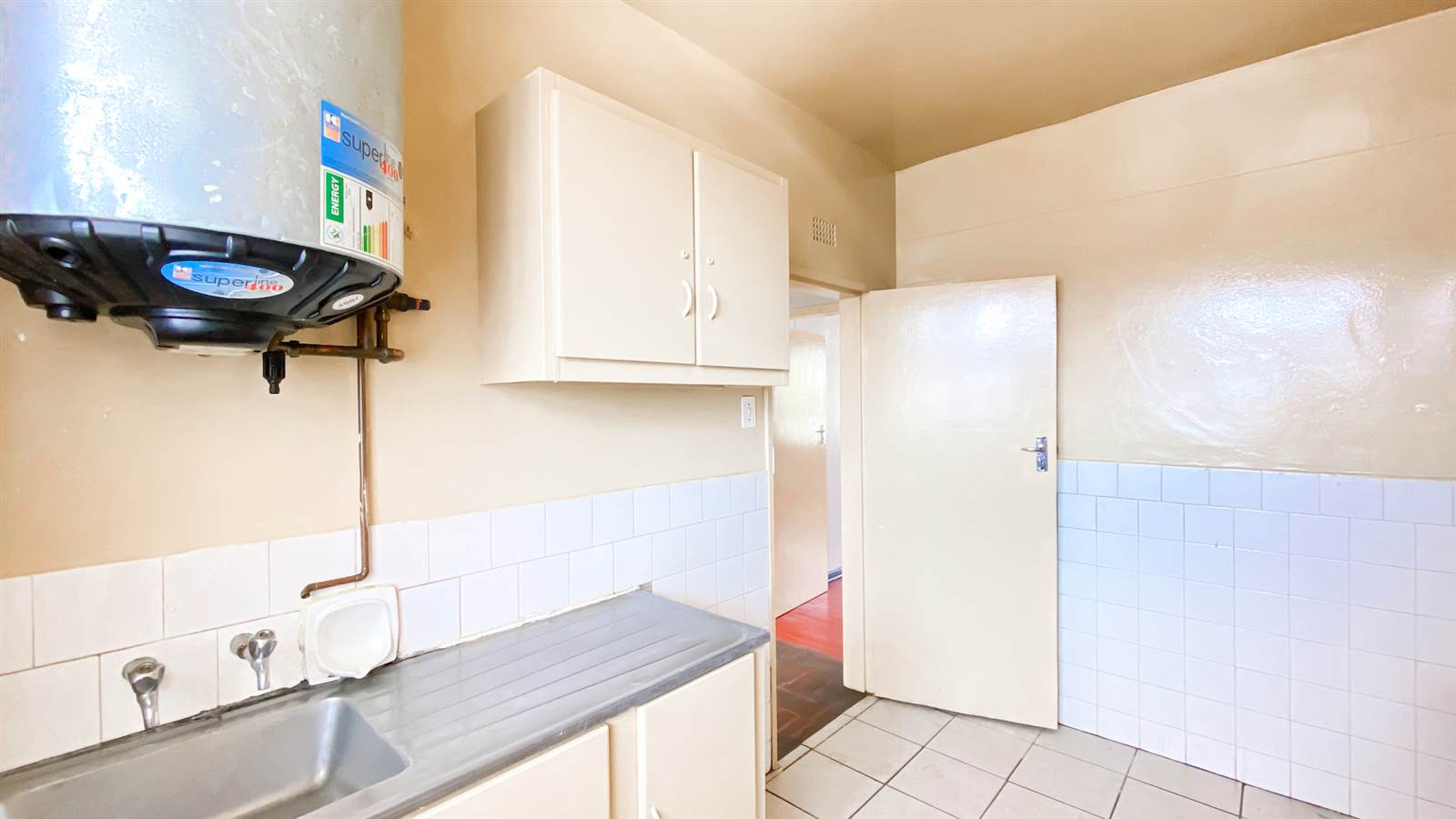 2 Bed Apartment in Hillbrow photo number 4