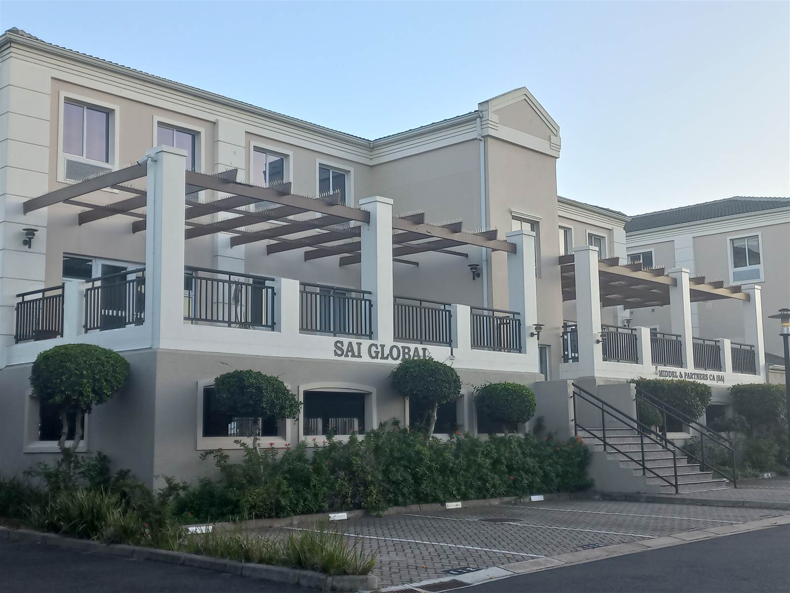 142  m² Commercial space in Somerset West Central photo number 3