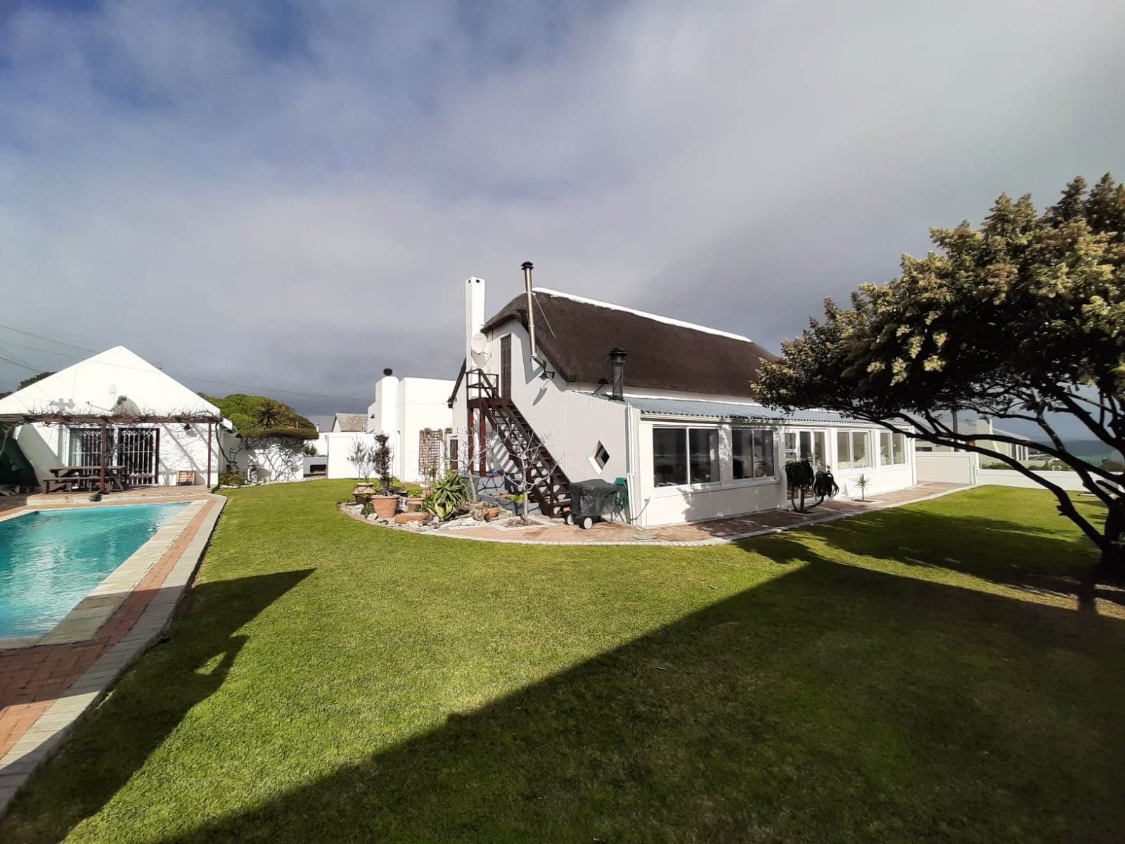 4 Bed House in Gansbaai and surrounds photo number 3