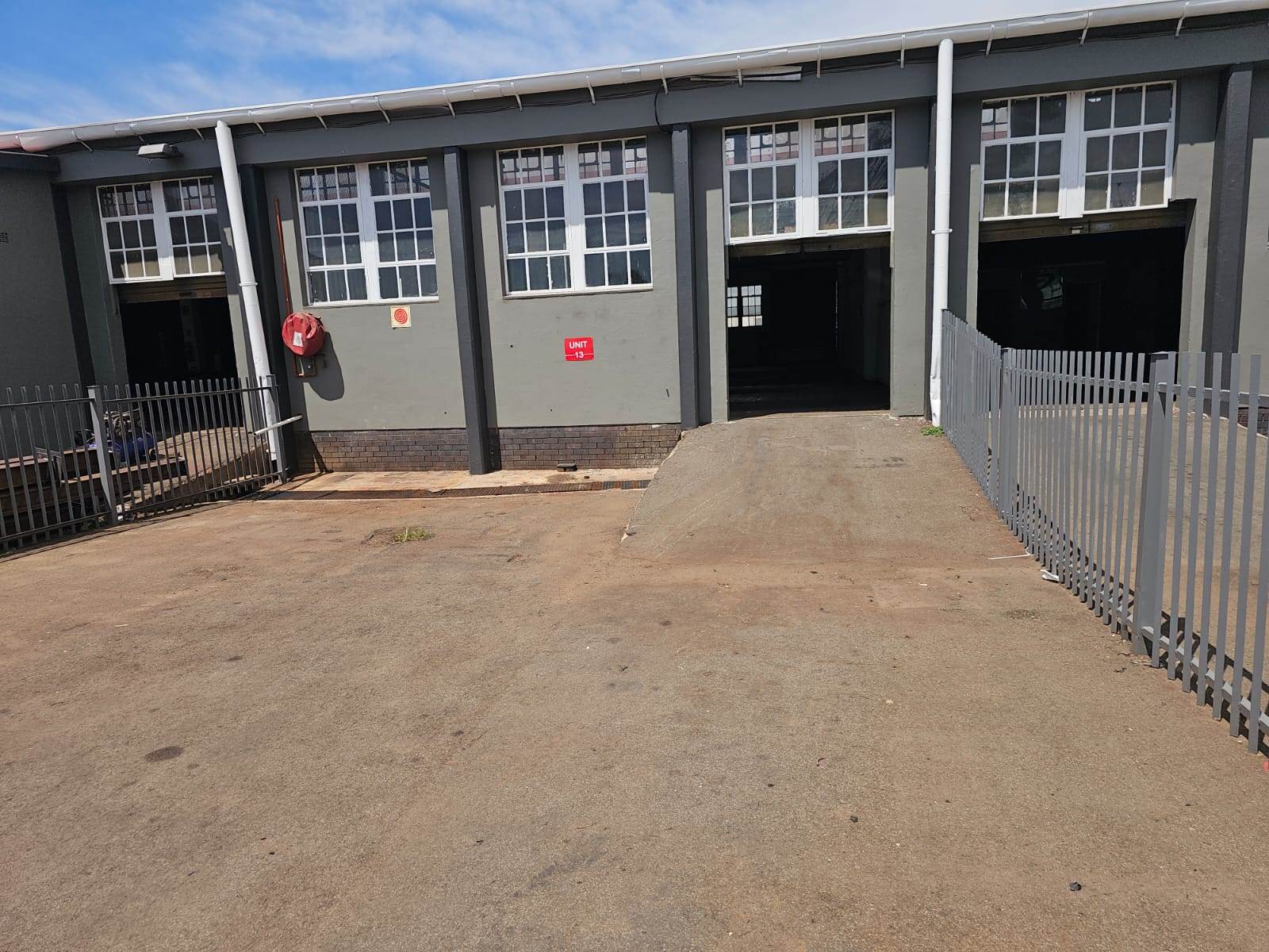 275  m² Industrial space in New State Area photo number 1